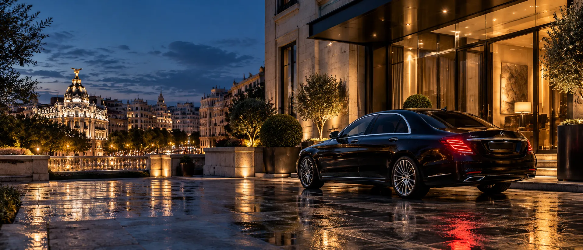 Un coche con chófer frente a un hotel de noche